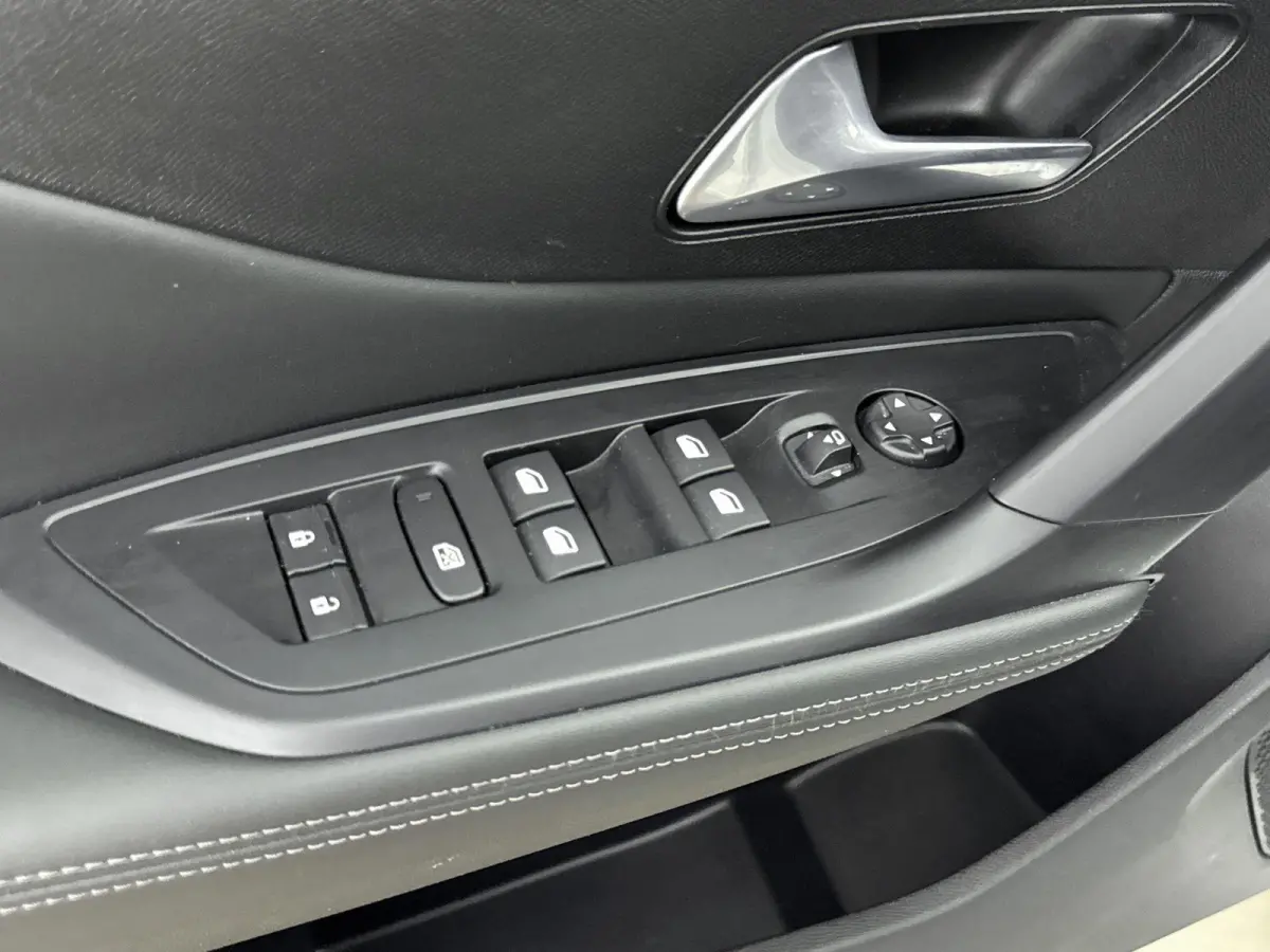 130pk Allure Pack Business | Navigatie | CarPlay | Adaptieve Cruise Control | All Season Banden | 360 Camera