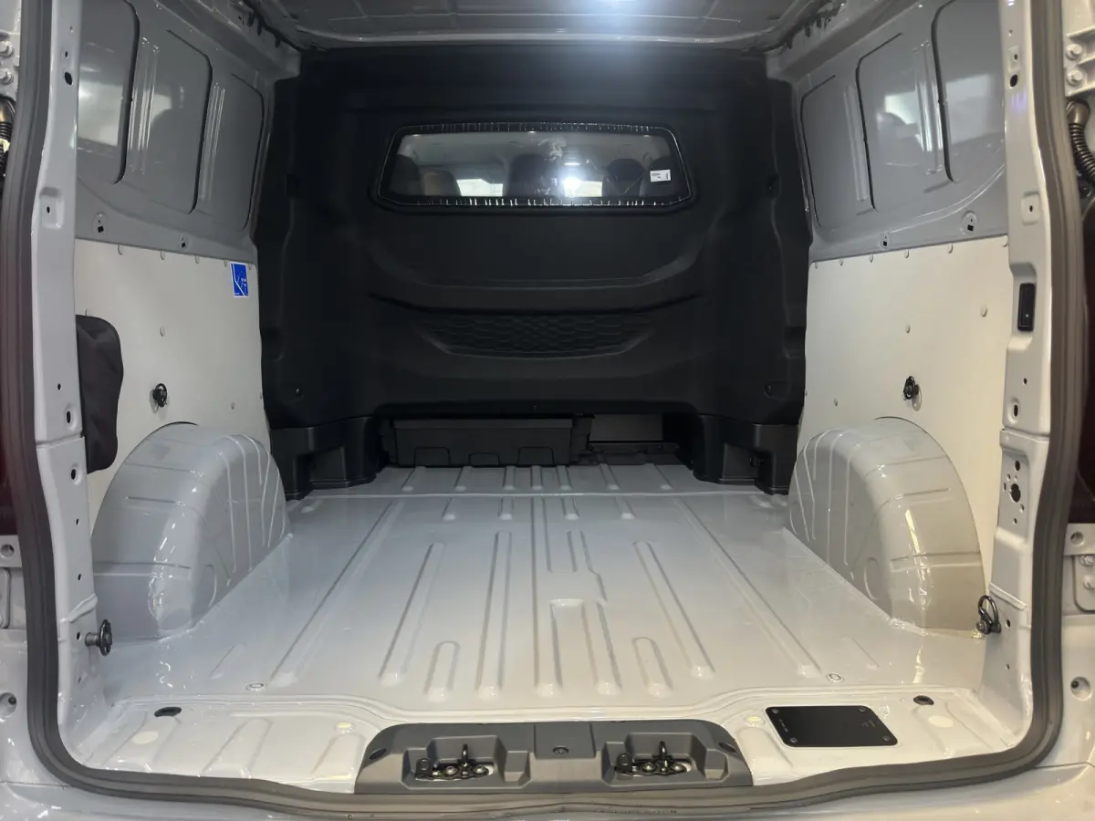 Plug-in-Hybrid Grey Platinum Dubbel Cabine | 360 cam. | 5-zits | Sportpakket | Fiscaal aantrekkelijk | 1-fase laadkabel mode 3 16A, 10 meter (PHEV) | 12-weg verstel- en verwarmbare AGR bestu