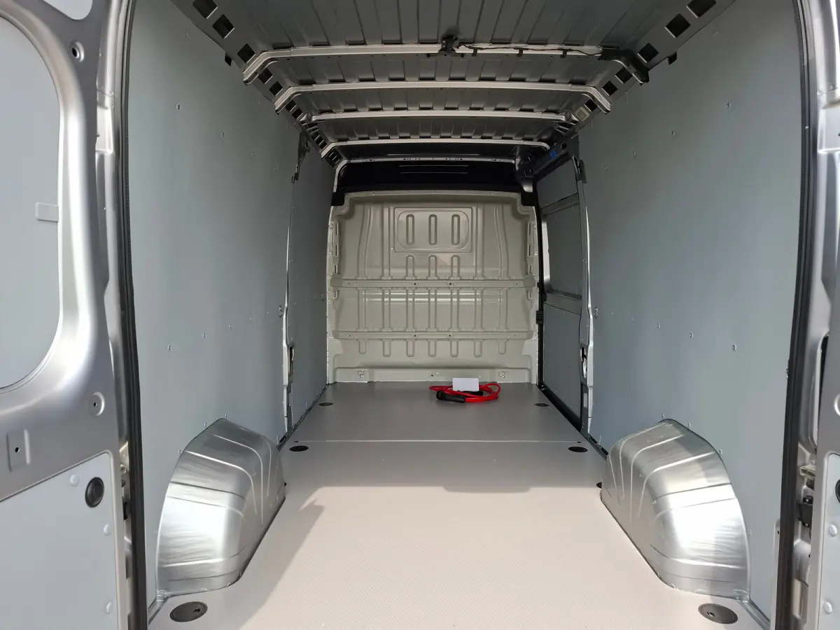 3.5t L3H2 Zwaar 110 kWh | 8 JAAR GARANTIE | CAMERA | DIGITALE BINNESPIEGEL | NAVI | BETIMMERING | DRAADLOOS CARPLAY |