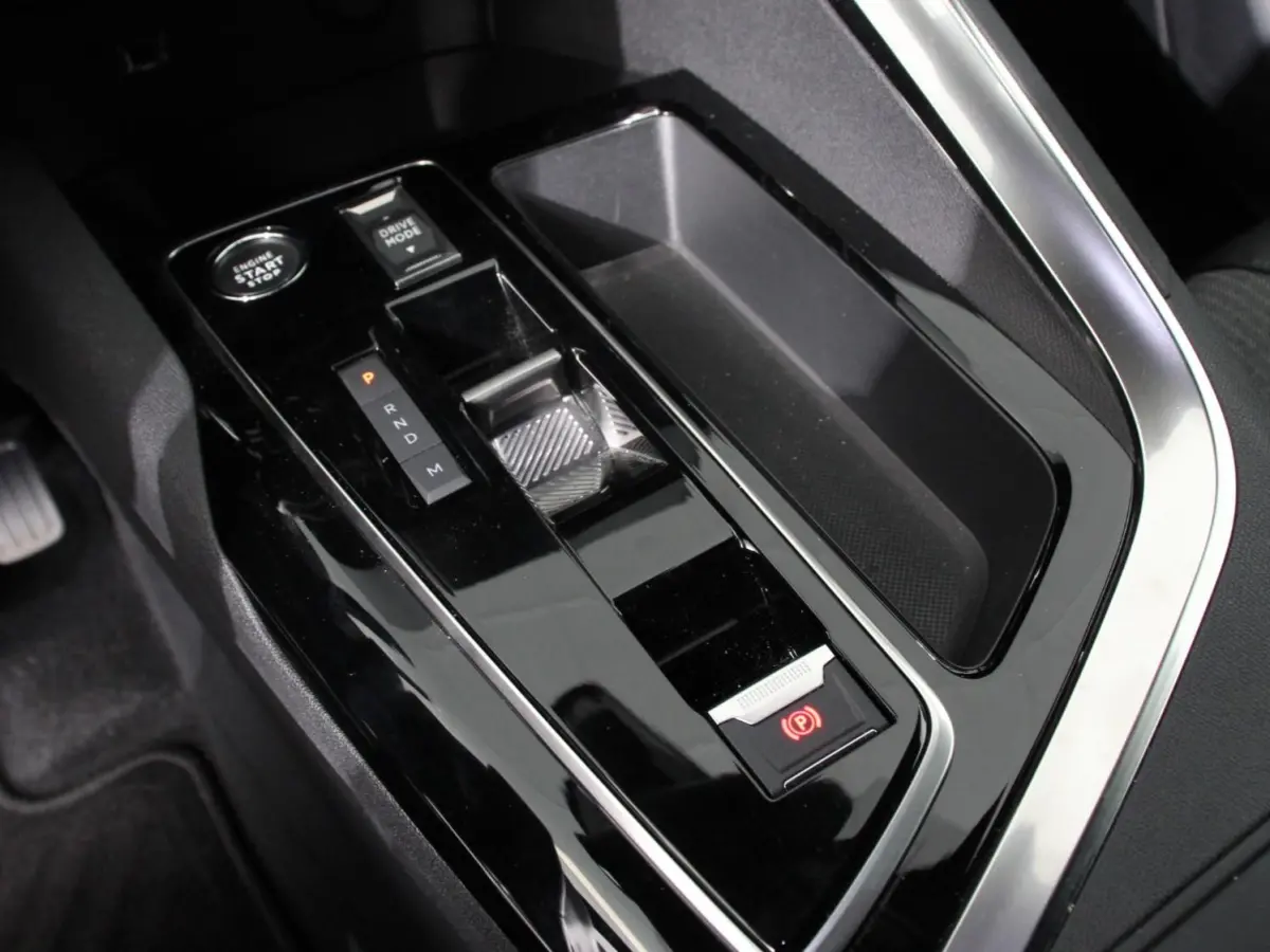 1.2 PureTech Allure Climate control Adaptive cruise control Achteruitrijd camera Parkeersensoren Verwarmde voorstoelen LED Navigatie Apple Carplay/ Android Auto