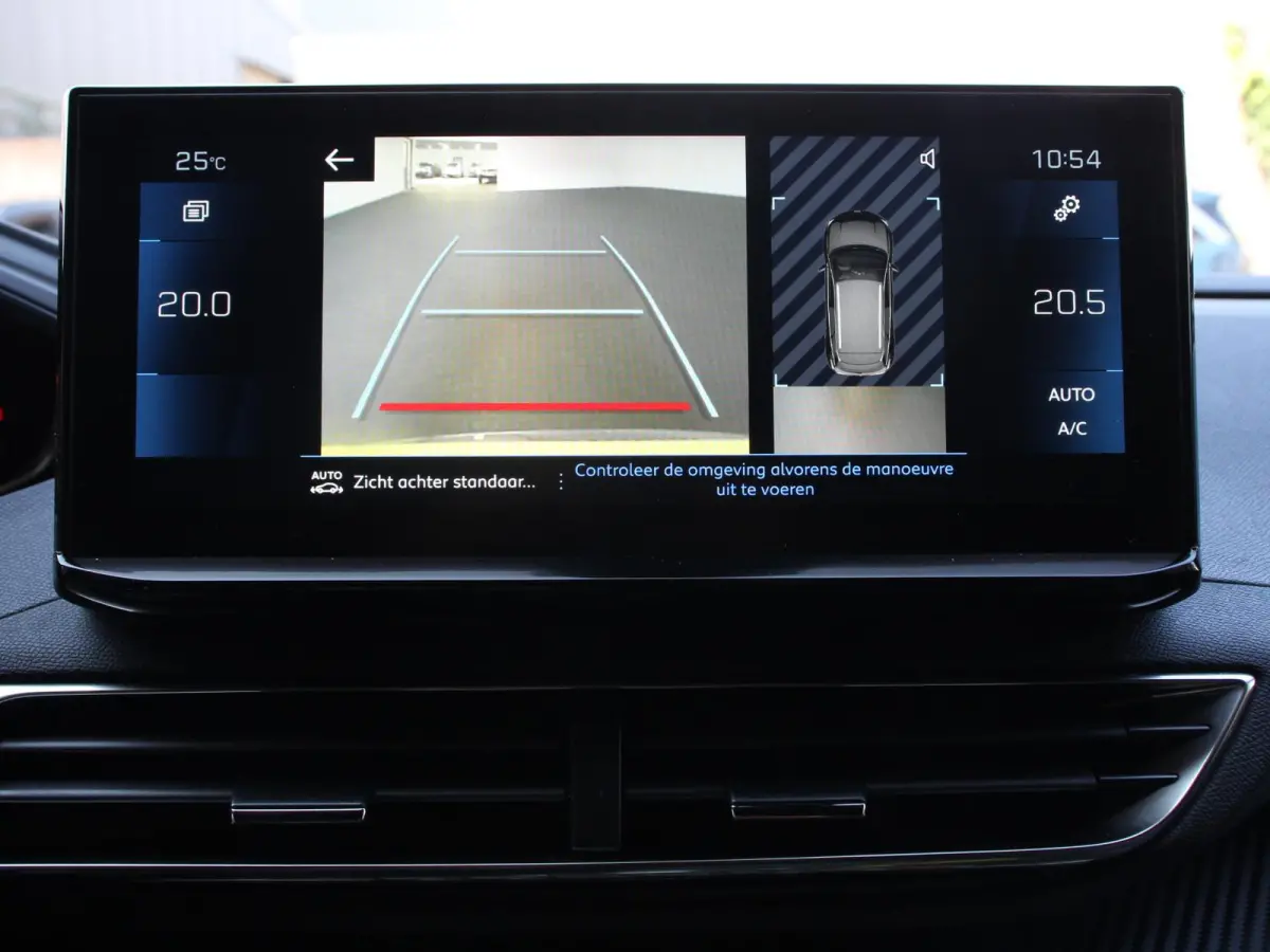 1.2 PureTech Allure Climate control Adaptive cruise control Achteruitrijd camera Parkeersensoren Verwarmde voorstoelen LED Navigatie Apple Carplay/ Android Auto