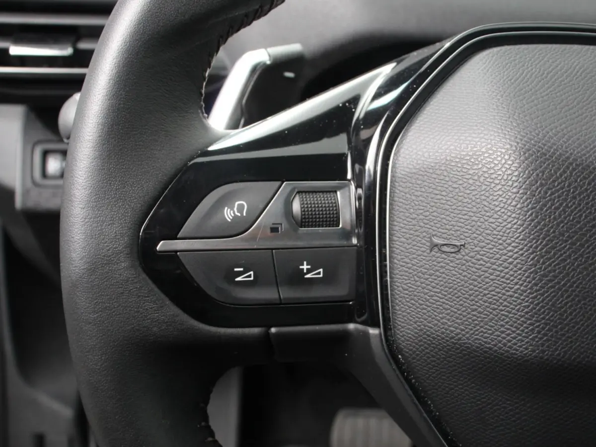 1.2 PureTech Allure Climate control Adaptive cruise control Achteruitrijd camera Parkeersensoren Verwarmde voorstoelen LED Navigatie Apple Carplay/ Android Auto