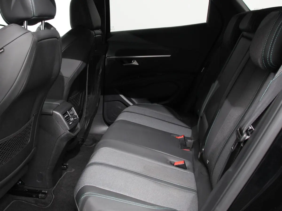1.2 PureTech Allure Climate control Adaptive cruise control Achteruitrijd camera Parkeersensoren Verwarmde voorstoelen LED Navigatie Apple Carplay/ Android Auto