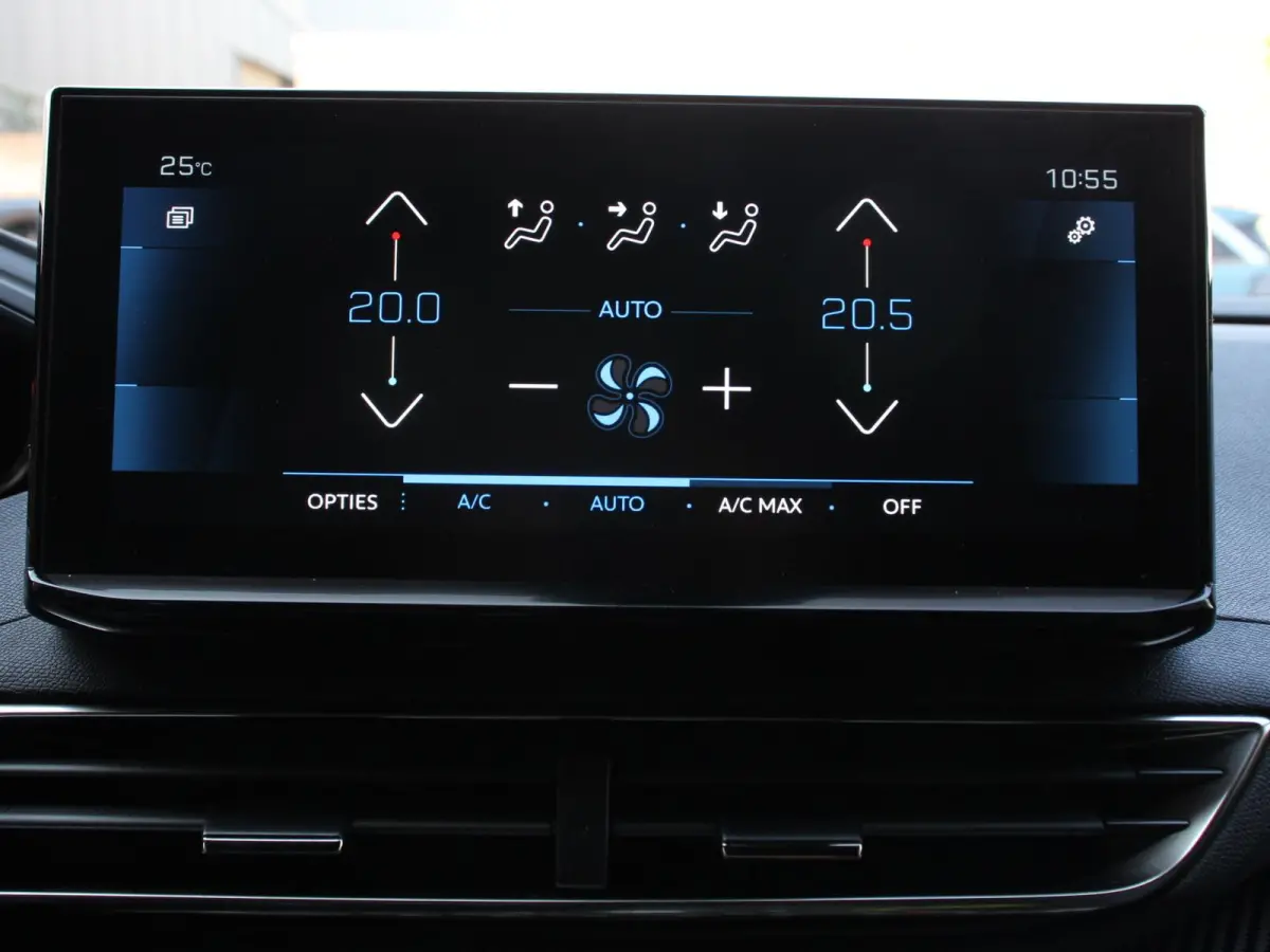 1.2 PureTech Allure Climate control Adaptive cruise control Achteruitrijd camera Parkeersensoren Verwarmde voorstoelen LED Navigatie Apple Carplay/ Android Auto