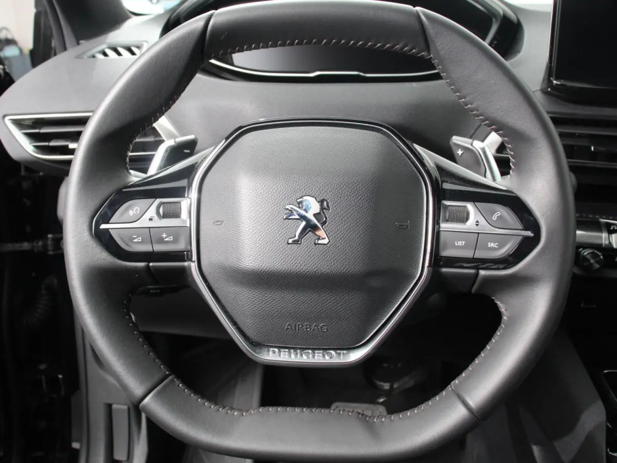1.2 PureTech Allure Climate control Adaptive cruise control Achteruitrijd camera Parkeersensoren Verwarmde voorstoelen LED Navigatie Apple Carplay/ Android Auto