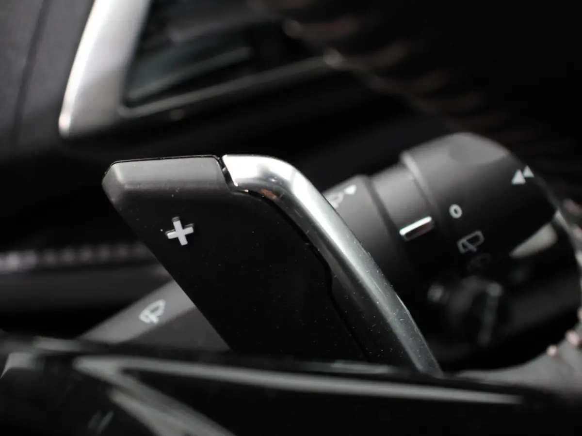 1.2 PureTech Allure Climate control Adaptive cruise control Achteruitrijd camera Parkeersensoren Verwarmde voorstoelen LED Navigatie Apple Carplay/ Android Auto