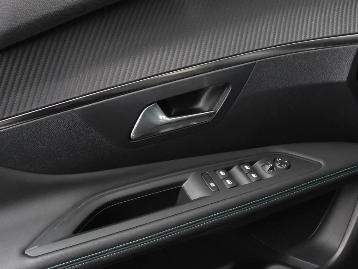 1.2 PureTech Allure Climate control Adaptive cruise control Achteruitrijd camera Parkeersensoren Verwarmde voorstoelen LED Navigatie Apple Carplay/ Android Auto