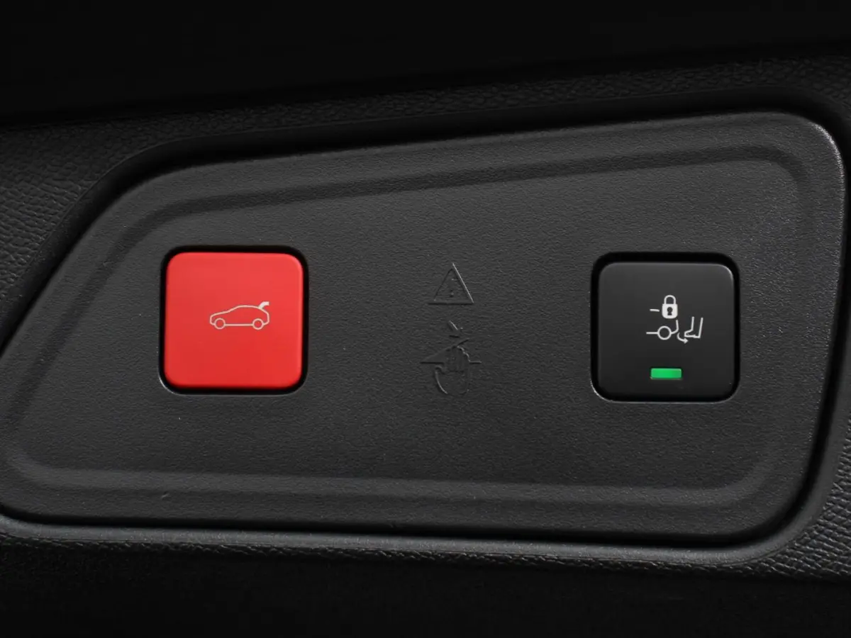 1.2 PureTech Allure Climate control Adaptive cruise control Achteruitrijd camera Parkeersensoren Verwarmde voorstoelen LED Navigatie Apple Carplay/ Android Auto
