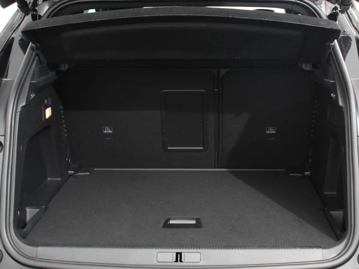 1.2 PureTech Allure Climate control Adaptive cruise control Achteruitrijd camera Parkeersensoren Verwarmde voorstoelen LED Navigatie Apple Carplay/ Android Auto