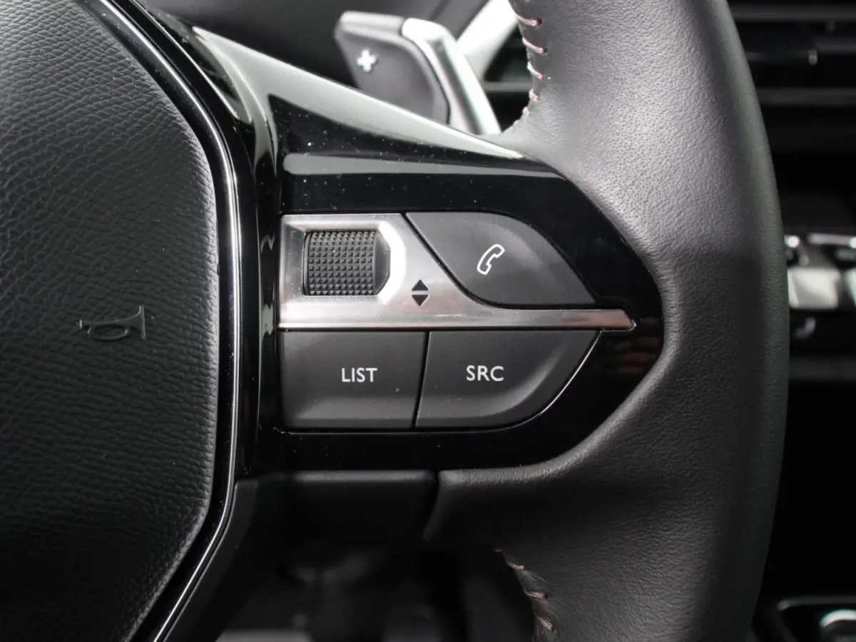 1.2 PureTech Allure Climate control Adaptive cruise control Achteruitrijd camera Parkeersensoren Verwarmde voorstoelen LED Navigatie Apple Carplay/ Android Auto