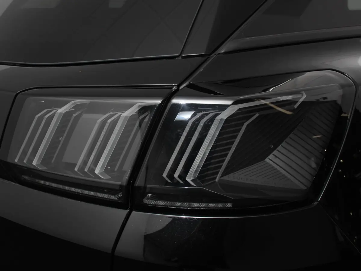 1.2 PureTech Allure Climate control Adaptive cruise control Achteruitrijd camera Parkeersensoren Verwarmde voorstoelen LED Navigatie Apple Carplay/ Android Auto