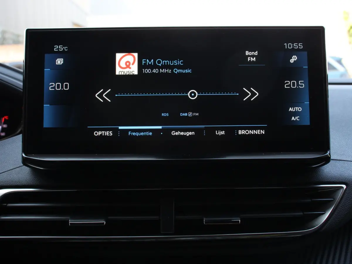 1.2 PureTech Allure Climate control Adaptive cruise control Achteruitrijd camera Parkeersensoren Verwarmde voorstoelen LED Navigatie Apple Carplay/ Android Auto