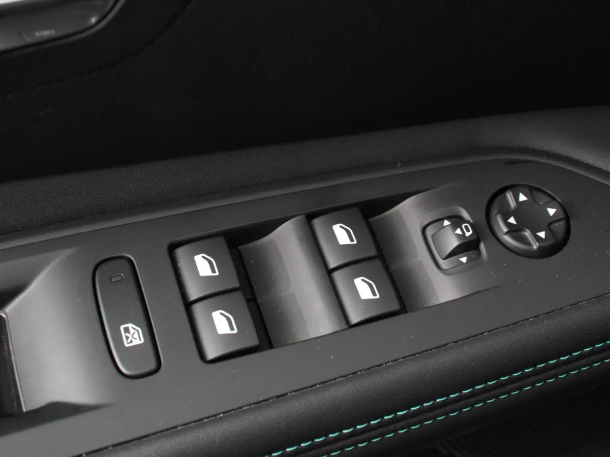 1.2 PureTech Allure Climate control Adaptive cruise control Achteruitrijd camera Parkeersensoren Verwarmde voorstoelen LED Navigatie Apple Carplay/ Android Auto