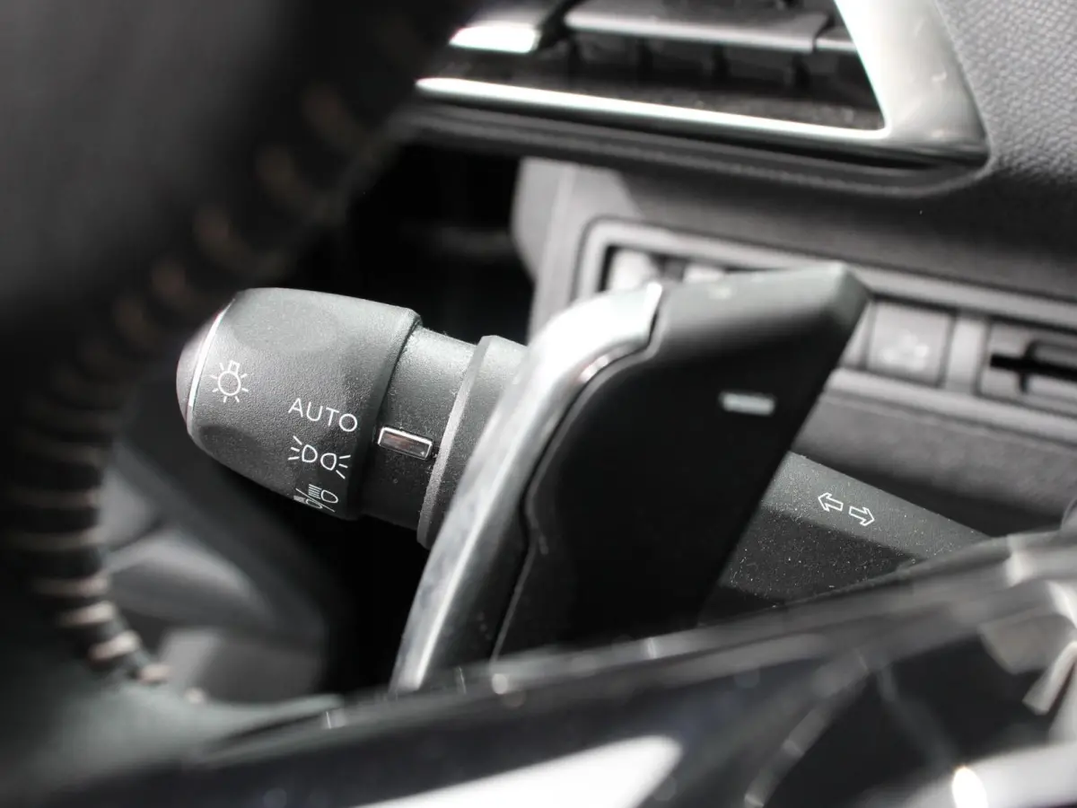 1.2 PureTech Allure Climate control Adaptive cruise control Achteruitrijd camera Parkeersensoren Verwarmde voorstoelen LED Navigatie Apple Carplay/ Android Auto