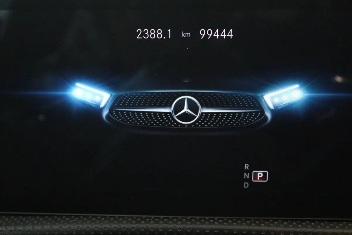200 Business Solution AMG (PANO, TREKHAAK WEGKLAPBAAR, SFEERVERLICHTING, STOELVERWARMIN)