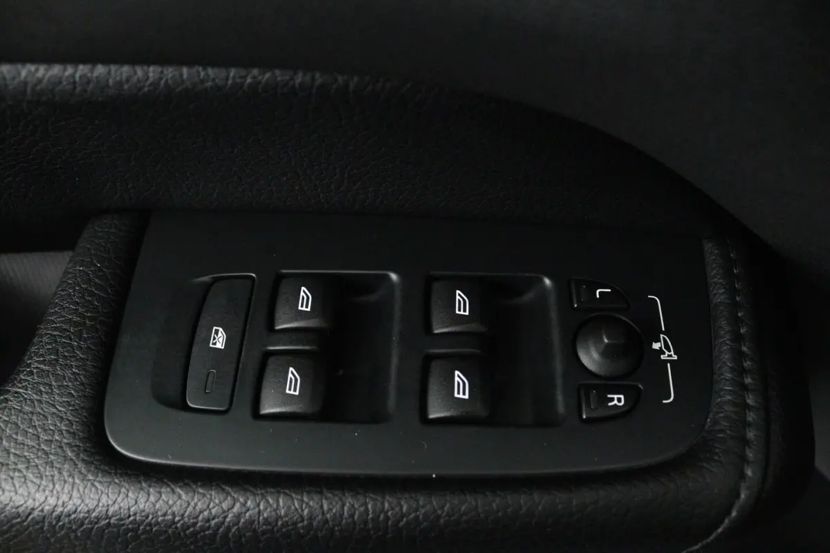 2.0 T5 AWD Momentum (TREKHAAK, STOELVERWARMING, ELEKTR STOELEN, CRUISE CONTROL, PARKEERSEN