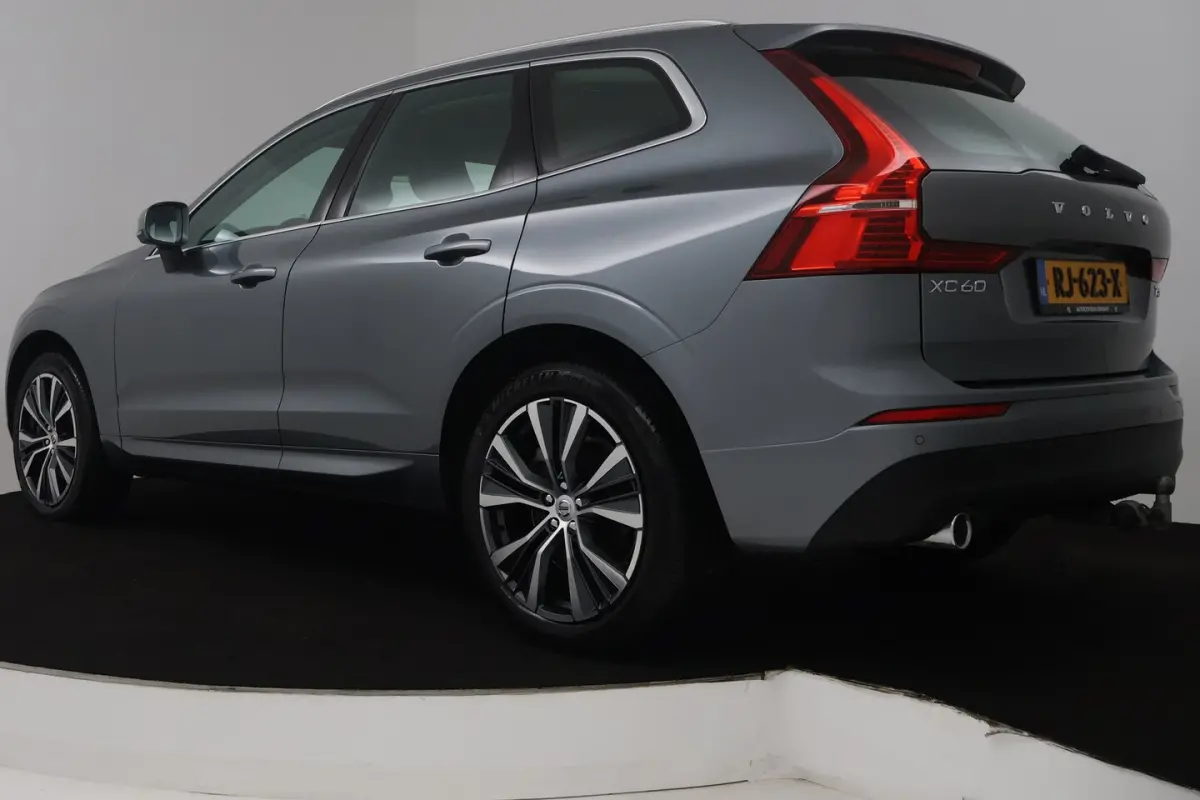 2.0 T5 AWD Momentum (TREKHAAK, STOELVERWARMING, ELEKTR STOELEN, CRUISE CONTROL, PARKEERSEN