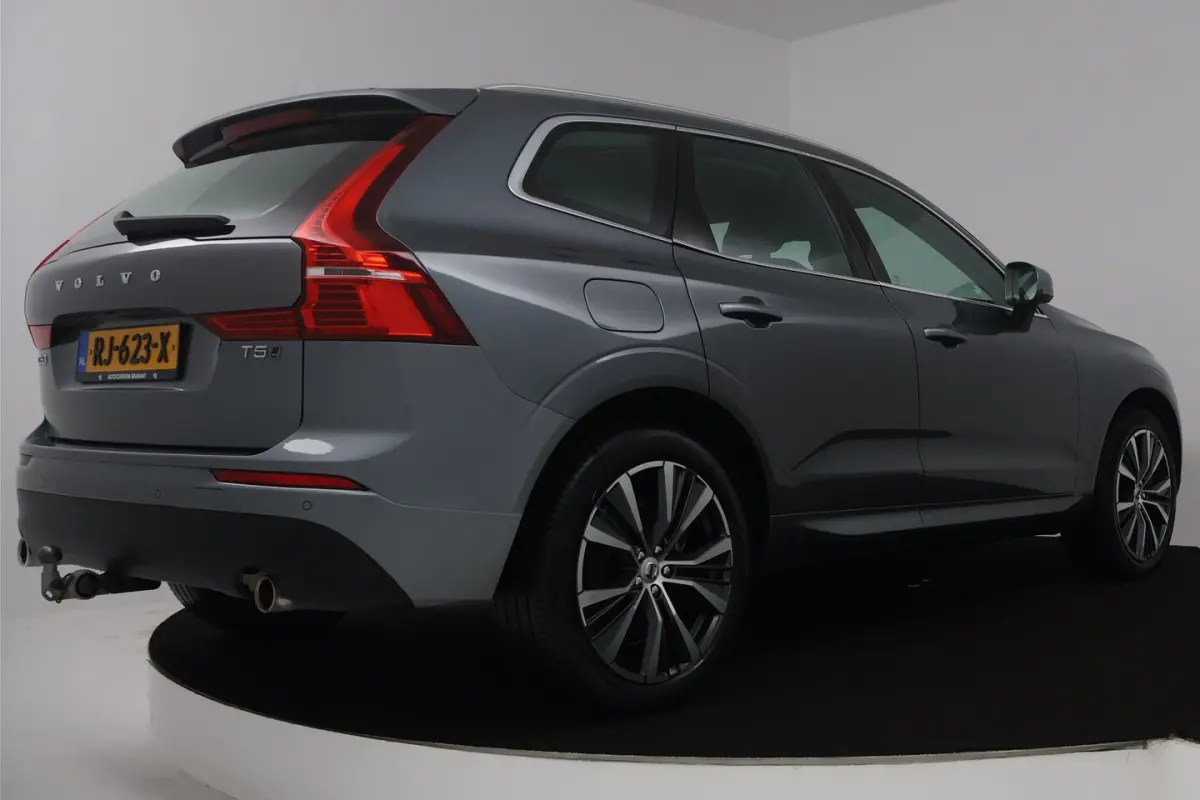 2.0 T5 AWD Momentum (TREKHAAK, STOELVERWARMING, ELEKTR STOELEN, CRUISE CONTROL, PARKEERSEN