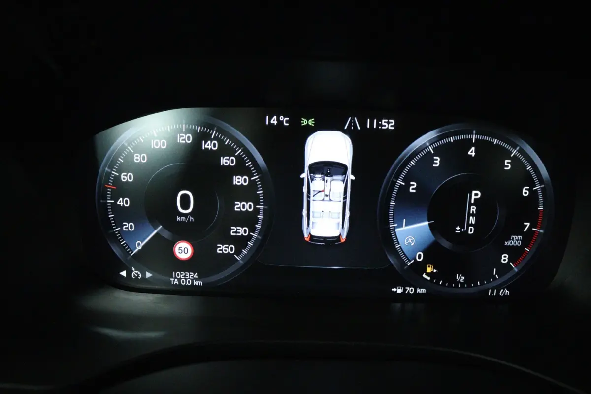 2.0 T5 AWD Momentum (TREKHAAK, STOELVERWARMING, ELEKTR STOELEN, CRUISE CONTROL, PARKEERSEN