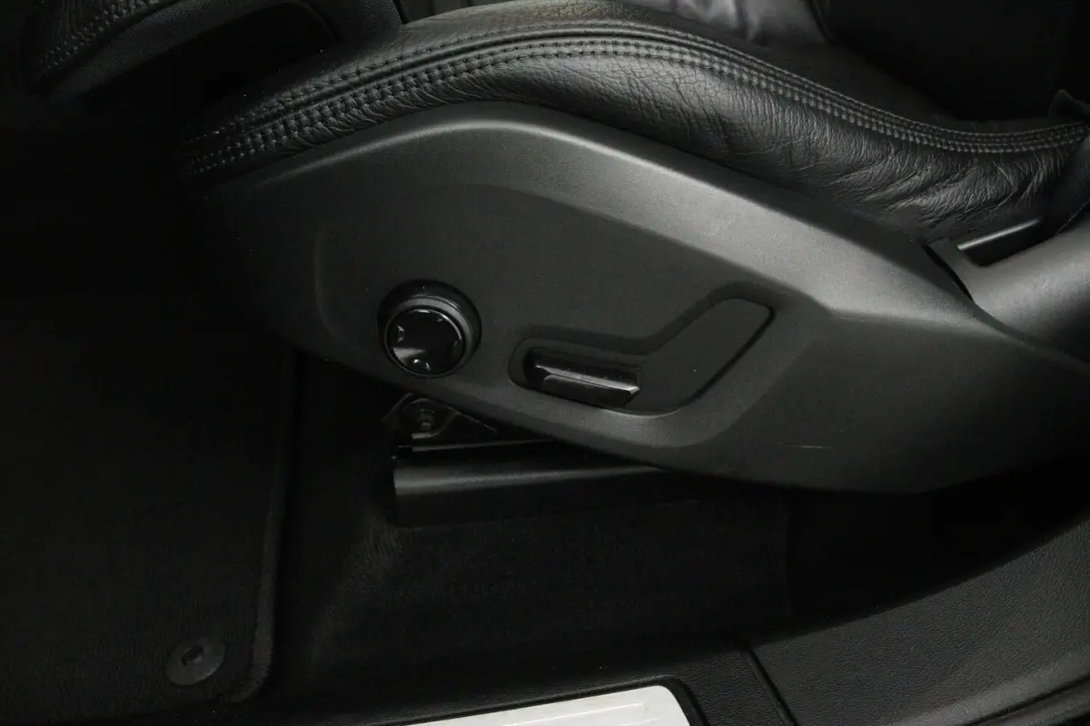 2.0 T5 AWD Momentum (TREKHAAK, STOELVERWARMING, ELEKTR STOELEN, CRUISE CONTROL, PARKEERSEN