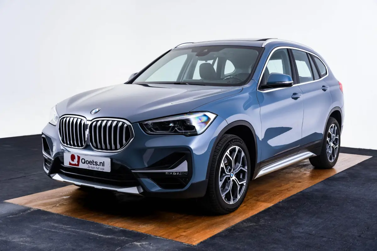 sDrive20i xLine - Trekhaak - Panoramadak - Elektrisch verstelbare/verwarmde stoelen - Head up - Elektrische achterklep - Cruise control - Sportstoelen - Stuurwielrand verwarmd - Navigatiesys