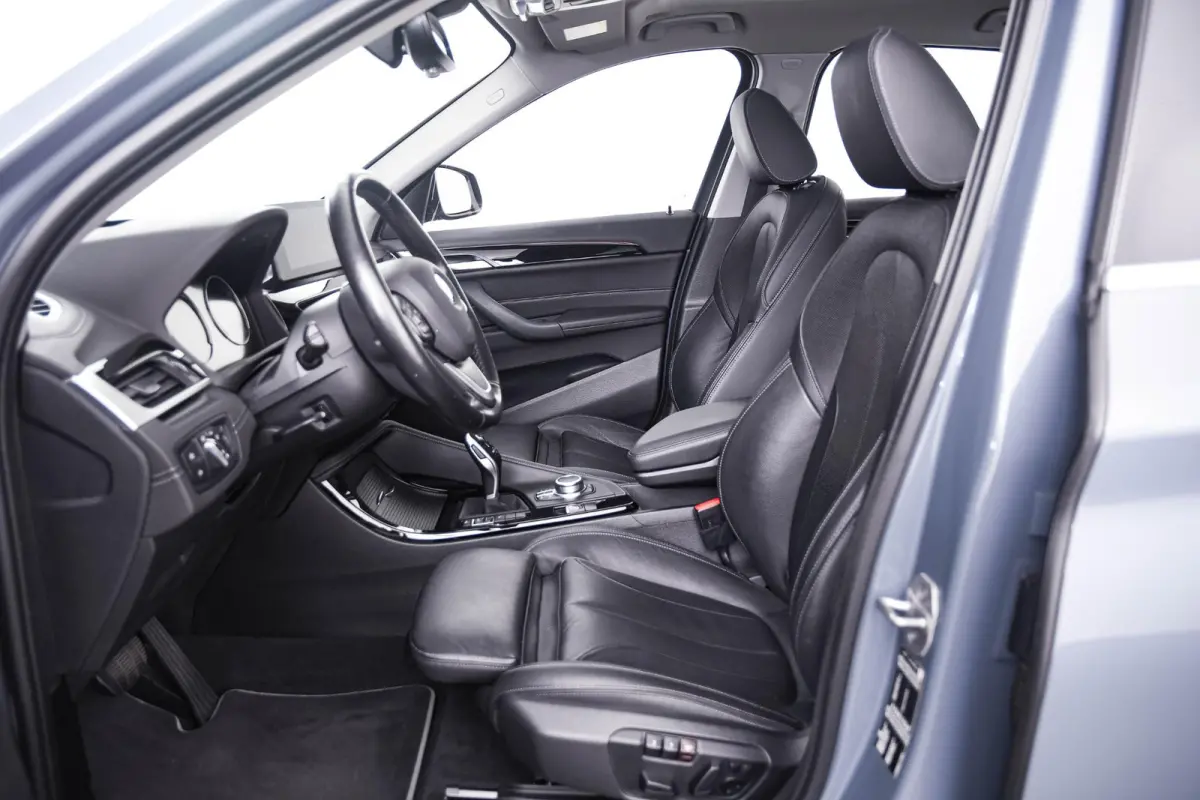 sDrive20i xLine - Trekhaak - Panoramadak - Elektrisch verstelbare/verwarmde stoelen - Head up - Elektrische achterklep - Cruise control - Sportstoelen - Stuurwielrand verwarmd - Navigatiesys