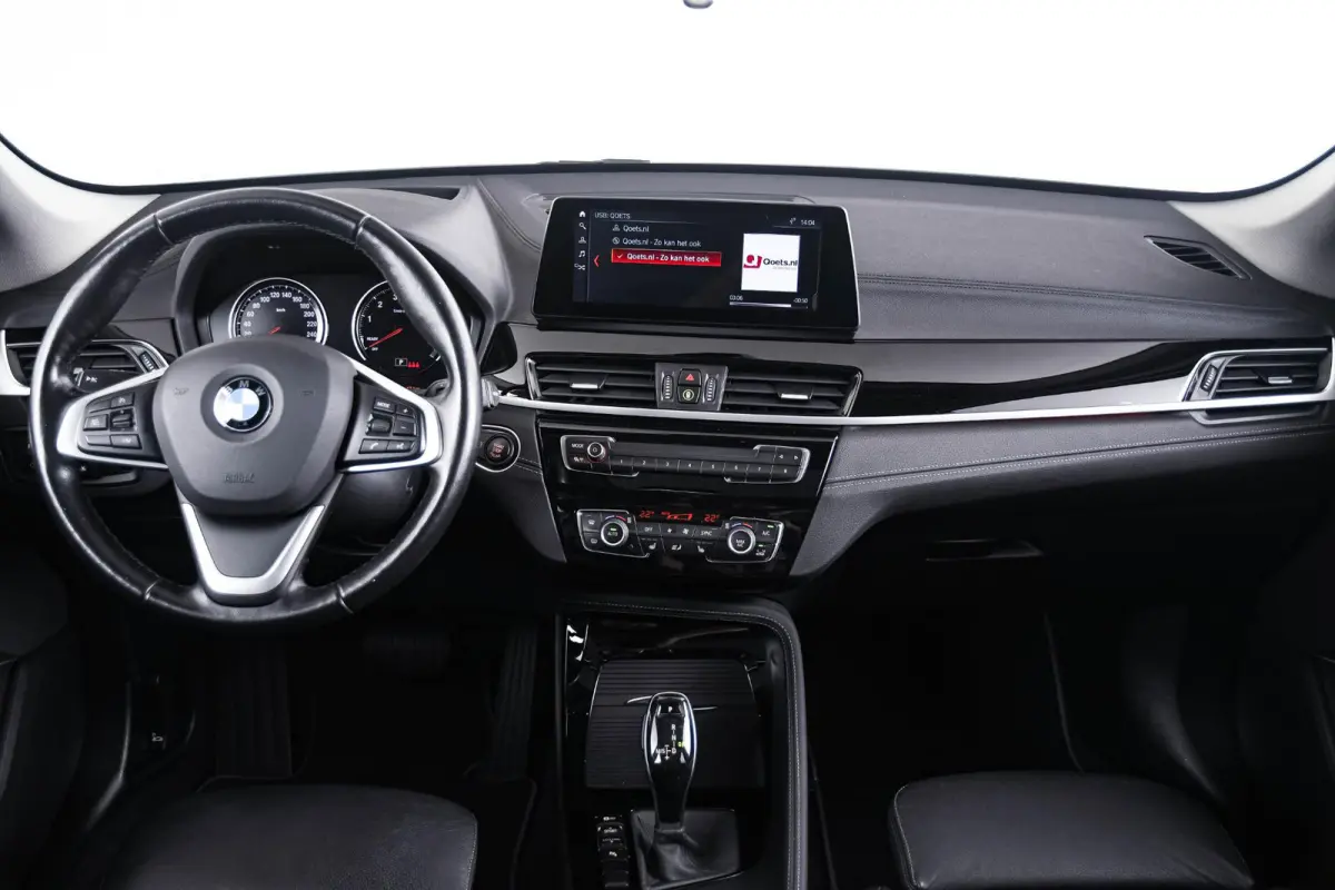 sDrive20i xLine - Trekhaak - Panoramadak - Elektrisch verstelbare/verwarmde stoelen - Head up - Elektrische achterklep - Cruise control - Sportstoelen - Stuurwielrand verwarmd - Navigatiesys