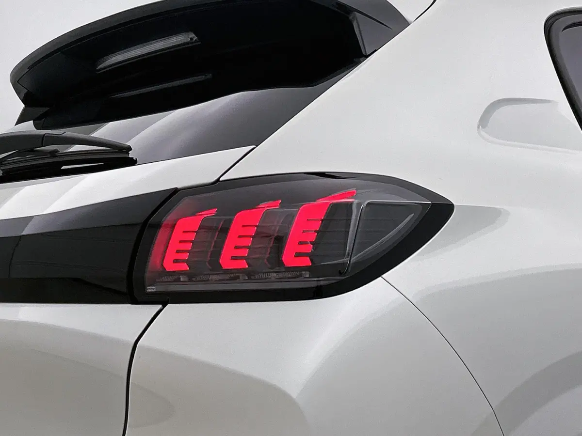 1.2 100pk Allure Pack | Navigatie | Climate Control | Cruise Control | Camera | LED | 16"LMV | Apple Carplay/Android Auto |