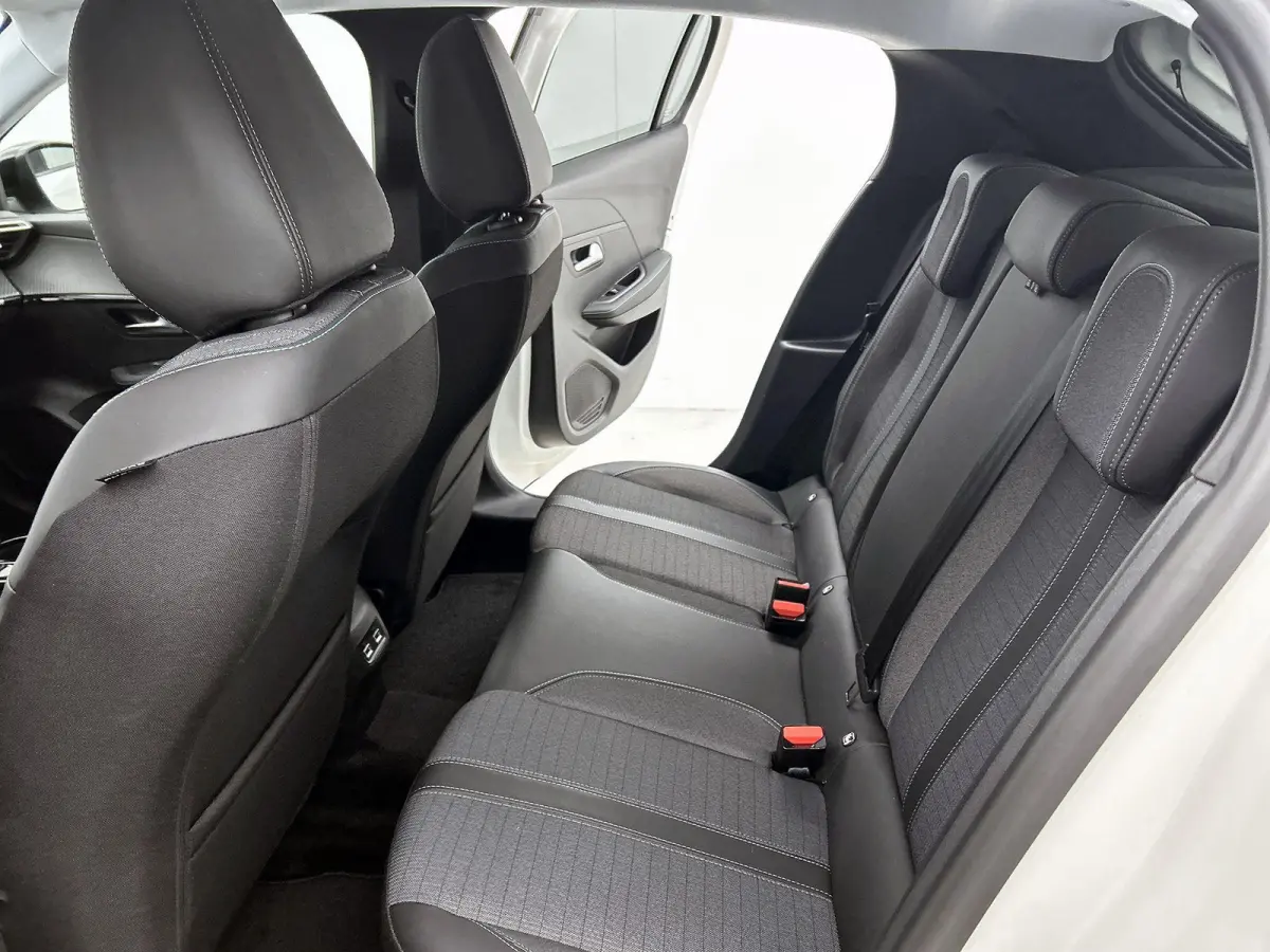 1.2 100pk Allure Pack | Navigatie | Climate Control | Cruise Control | Camera | LED | 16"LMV | Apple Carplay/Android Auto |