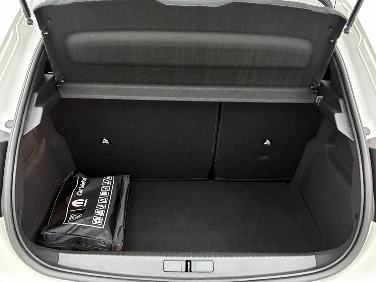 1.2 100pk Allure Pack | Navigatie | Climate Control | Cruise Control | Camera | LED | 16"LMV | Apple Carplay/Android Auto |