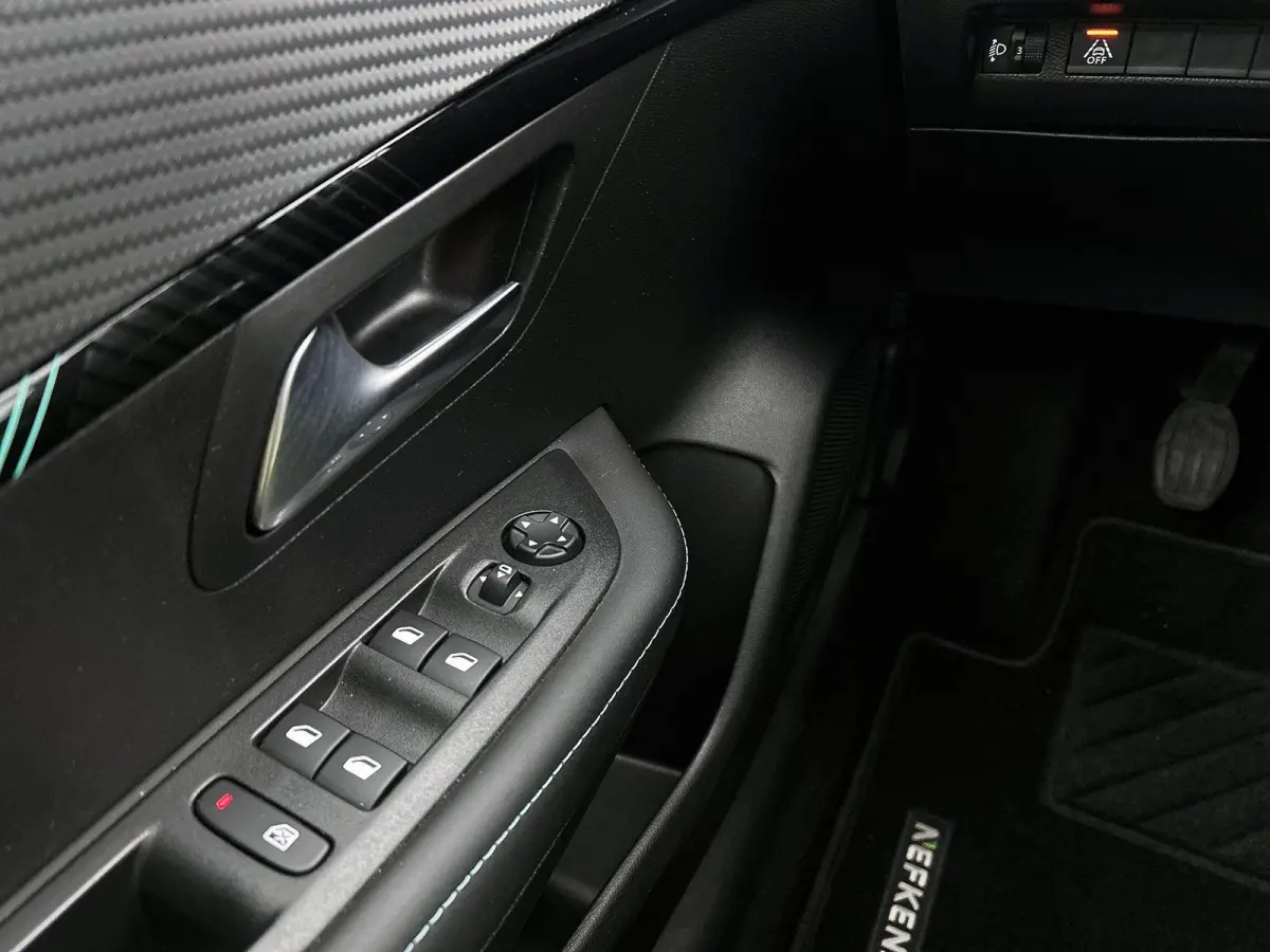 1.2 100pk Allure Pack | Navigatie | Climate Control | Cruise Control | Camera | LED | 16"LMV | Apple Carplay/Android Auto |