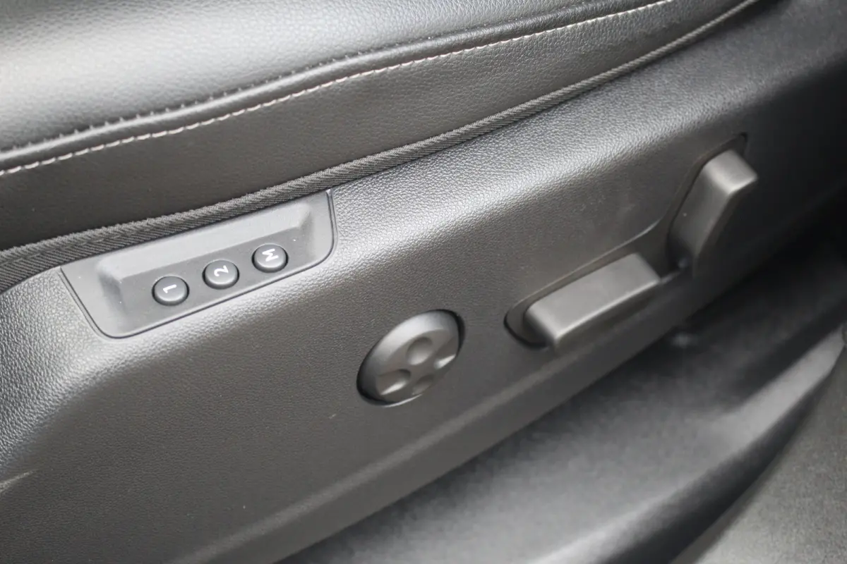 1.6 Turbo Plug-In Hybrid Business Elegance | Afn Trekhaak | Camera | Stoelverw. & Vert | Carplay | Adapt Cruise | Dodehoeksens. | Navi | LED | Afn Trekhaak | Camera | Stoelverw. & Vert | Car