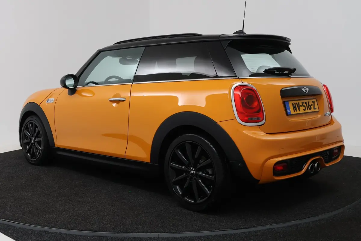 2.0 Cooper S Chili Serious Business (GROOT-NAVIGATIE, HEAD-UP, STOELVERWARMING, DEALER OND