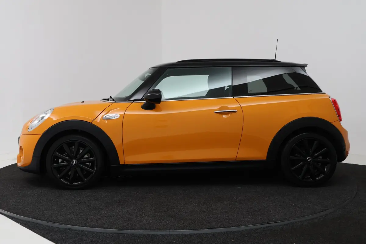2.0 Cooper S Chili Serious Business (GROOT-NAVIGATIE, HEAD-UP, STOELVERWARMING, DEALER OND