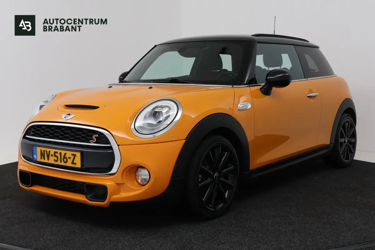 2.0 Cooper S Chili Serious Business (GROOT-NAVIGATIE, HEAD-UP, STOELVERWARMING, DEALER OND