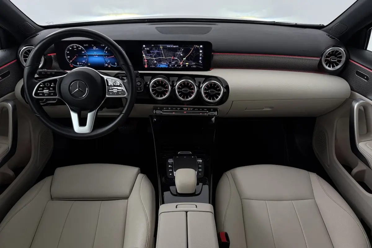 180 Business Solution Luxury (STOELVERWARMING, SFEERVERLICHTING, NAVIGATIE, CAMERA, PARKEE