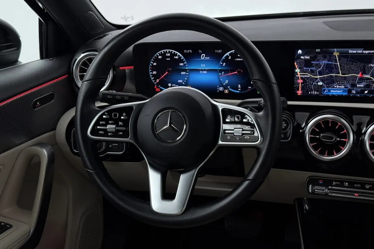 180 Business Solution Luxury (STOELVERWARMING, SFEERVERLICHTING, NAVIGATIE, CAMERA, PARKEE