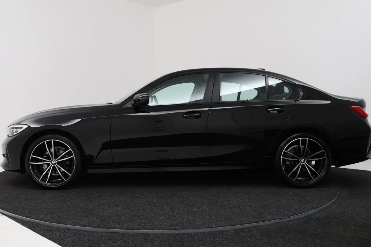 318i Executive Edition (NAVIGATIE, CARPLAY, LED, DEALER ONDERHOUDEN)