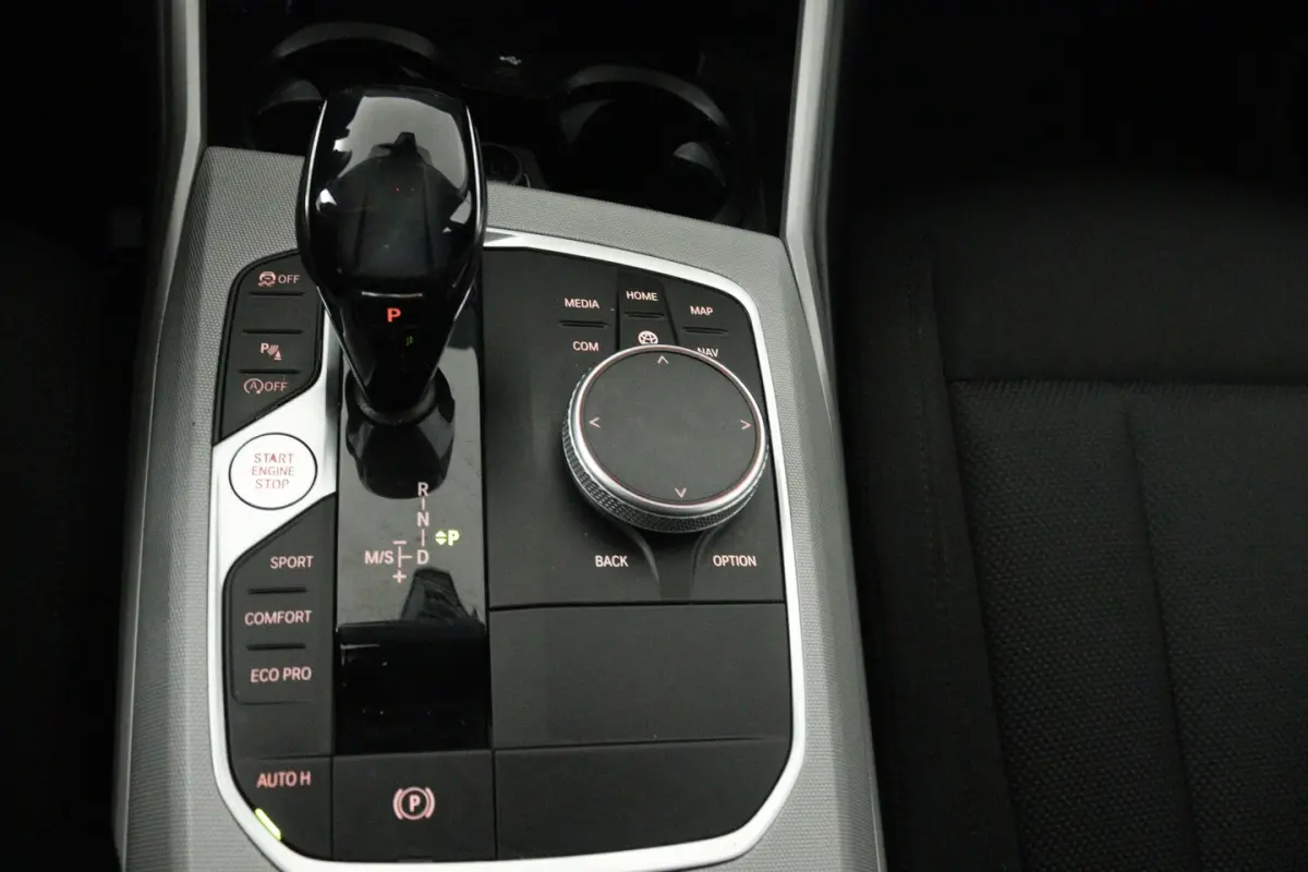 318i Executive Edition (NAVIGATIE, CARPLAY, LED, DEALER ONDERHOUDEN)