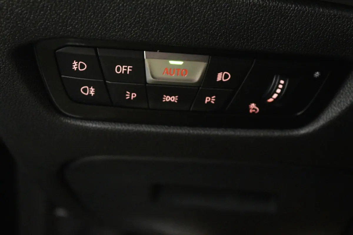 318i Executive Edition (NAVIGATIE, CARPLAY, LED, DEALER ONDERHOUDEN)