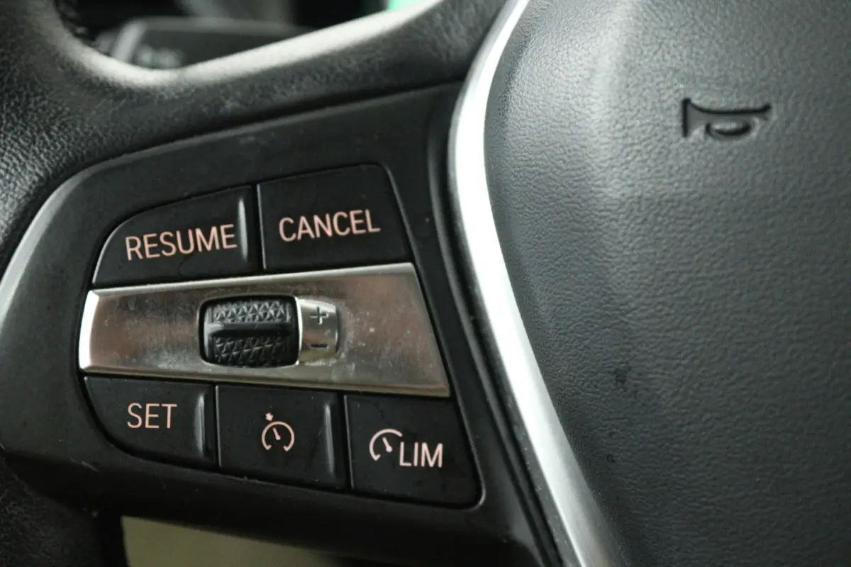 318i Executive Edition (NAVIGATIE, CARPLAY, LED, DEALER ONDERHOUDEN)