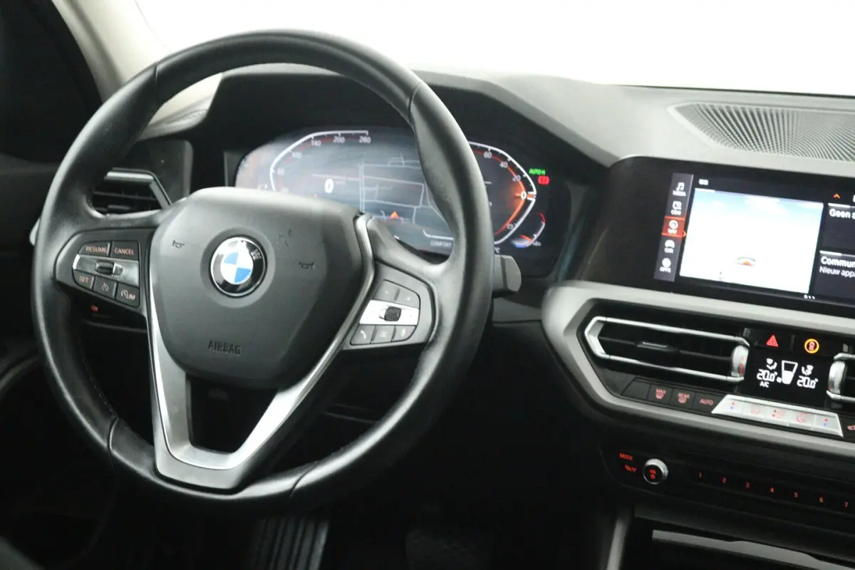 318i Executive Edition (NAVIGATIE, CARPLAY, LED, DEALER ONDERHOUDEN)
