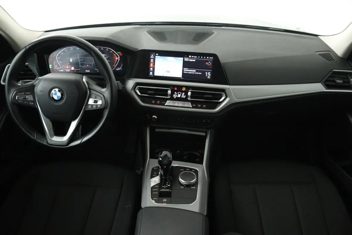 318i Executive Edition (NAVIGATIE, CARPLAY, LED, DEALER ONDERHOUDEN)