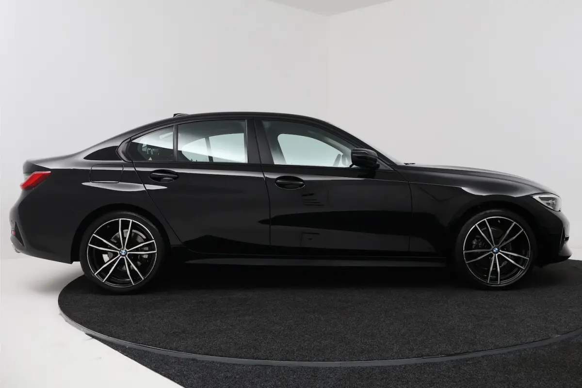 318i Executive Edition (NAVIGATIE, CARPLAY, LED, DEALER ONDERHOUDEN)