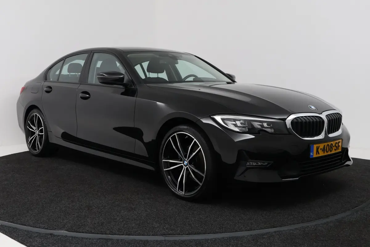 318i Executive Edition (NAVIGATIE, CARPLAY, LED, DEALER ONDERHOUDEN)