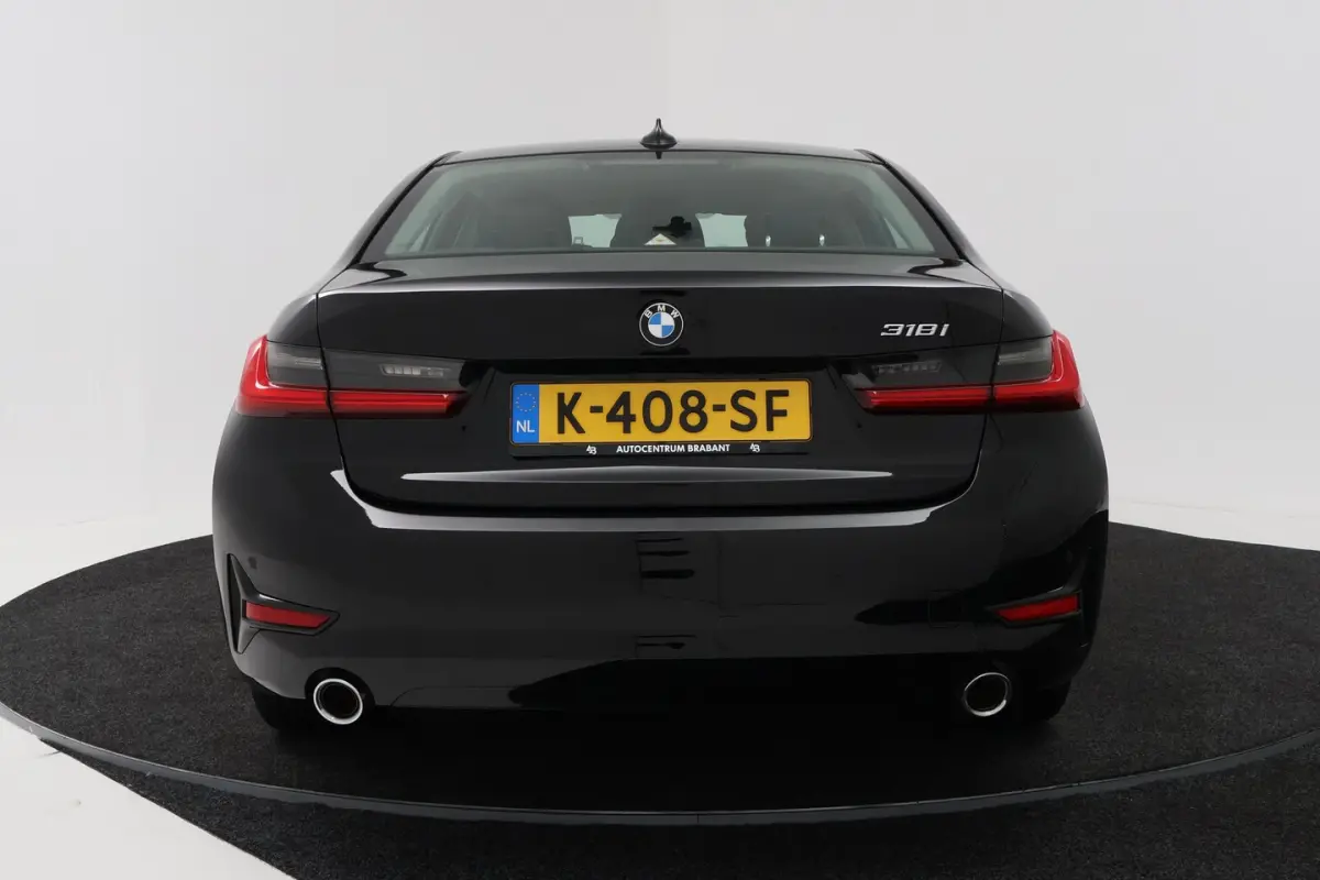 318i Executive Edition (NAVIGATIE, CARPLAY, LED, DEALER ONDERHOUDEN)