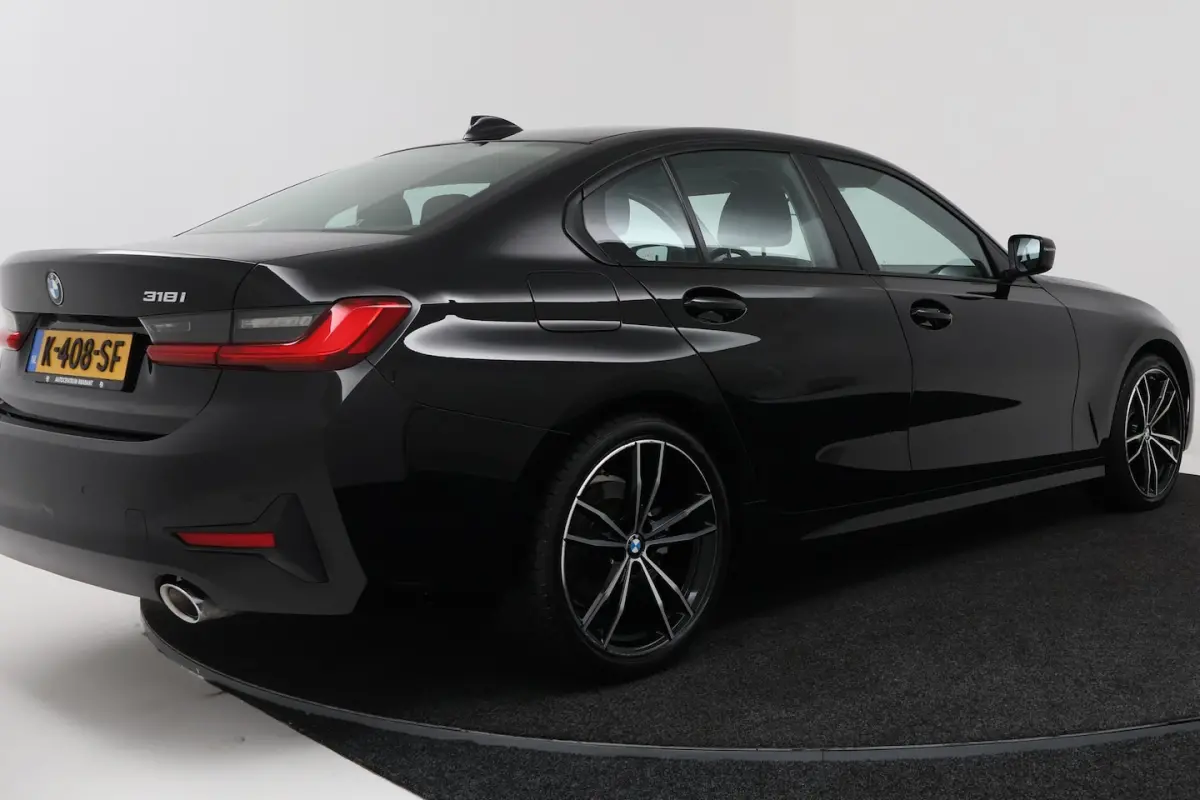 318i Executive Edition (NAVIGATIE, CARPLAY, LED, DEALER ONDERHOUDEN)
