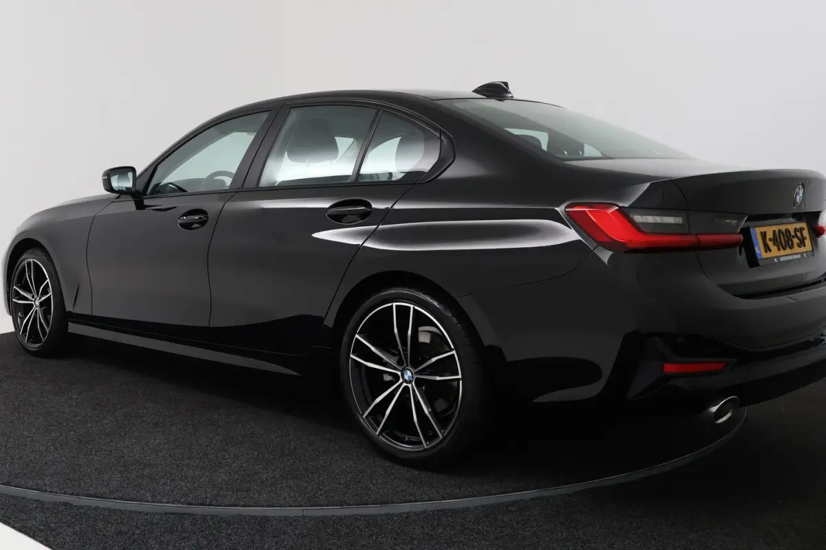 318i Executive Edition (NAVIGATIE, CARPLAY, LED, DEALER ONDERHOUDEN)
