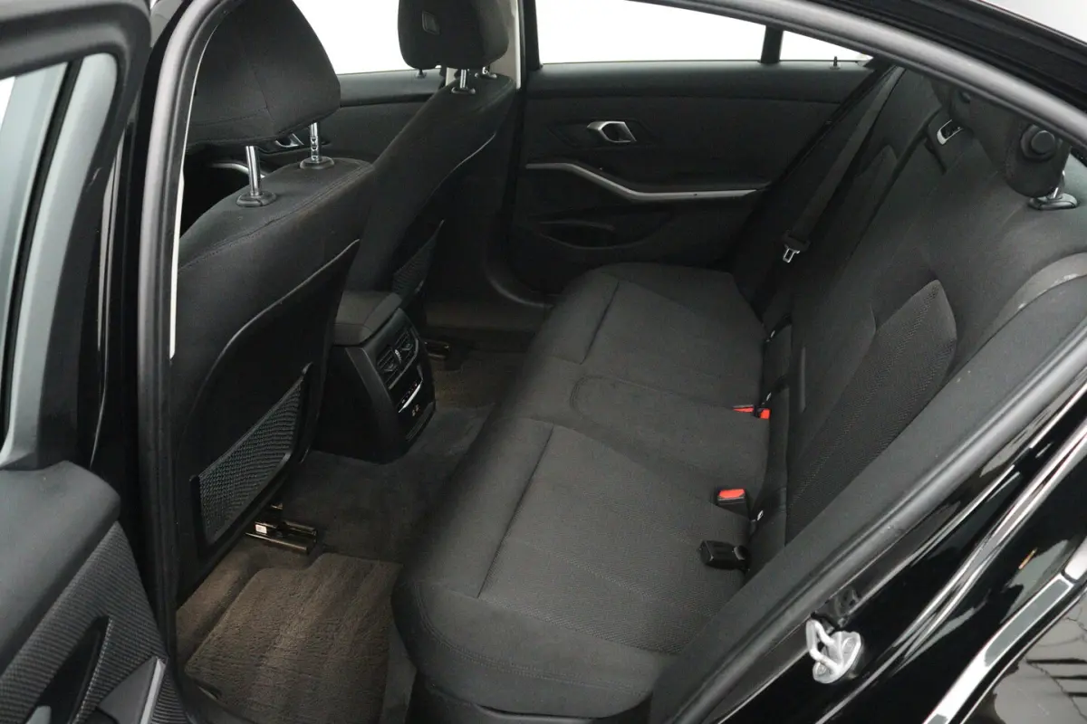 318i Executive Edition (NAVIGATIE, CARPLAY, LED, DEALER ONDERHOUDEN)