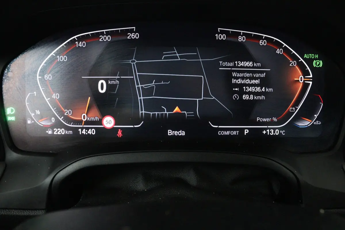 318i Executive Edition (NAVIGATIE, CARPLAY, LED, DEALER ONDERHOUDEN)